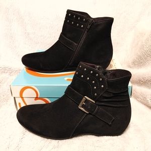 FREE SHIPPING BareTraps Womens Black Ankle Boots Size 9.5M Round Toe Buckle